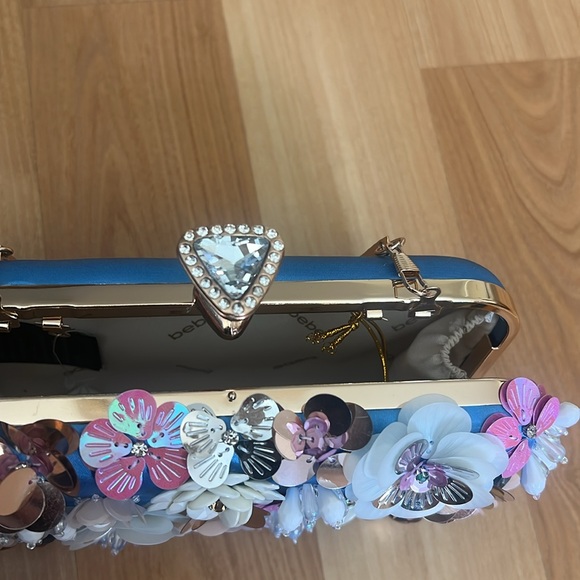 COPY - Bebe Sequenced Daisy Clutch - Picture 17 of 17